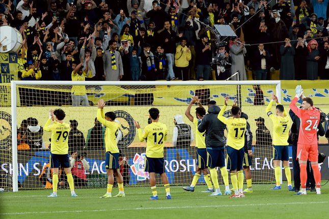 Jogadores do Al Nassr festejam vitória com os adeptos (foto: Al Nassr)