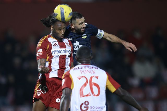 Tiago Esgaio e Rúben Semedo disputam bola no Aves SAD-Arouca - Foto: FERNANDO ARAÚJO/LUSA