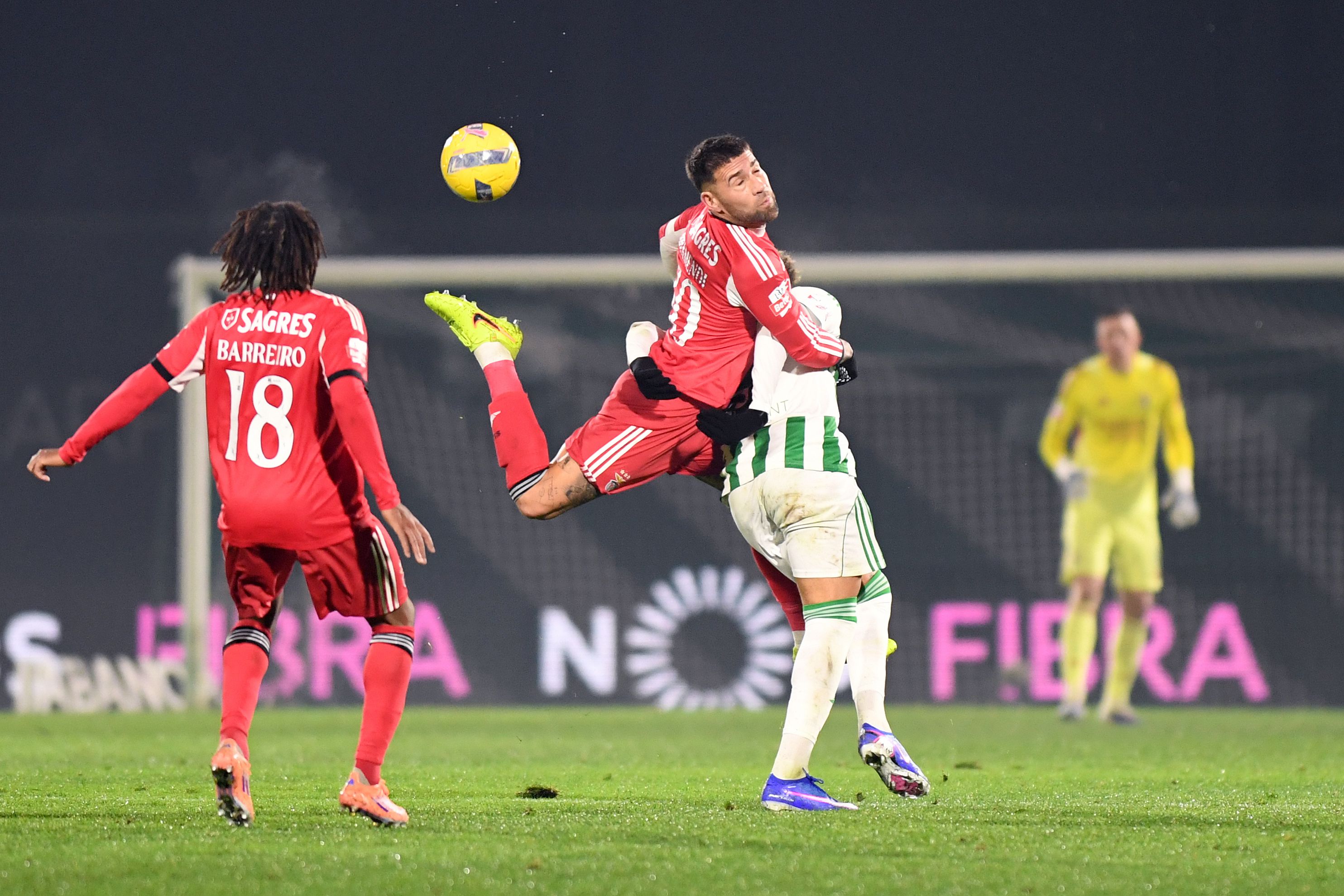 Otamendi em duelo aéreo -Foto: Rogério Ferreira/ Kapta +