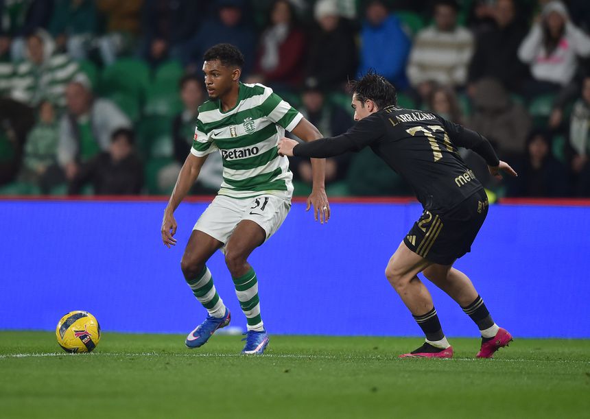 Luís Guilherme, de 19 anos, num lance com Larrazabal - Foto: Miguel Nunes