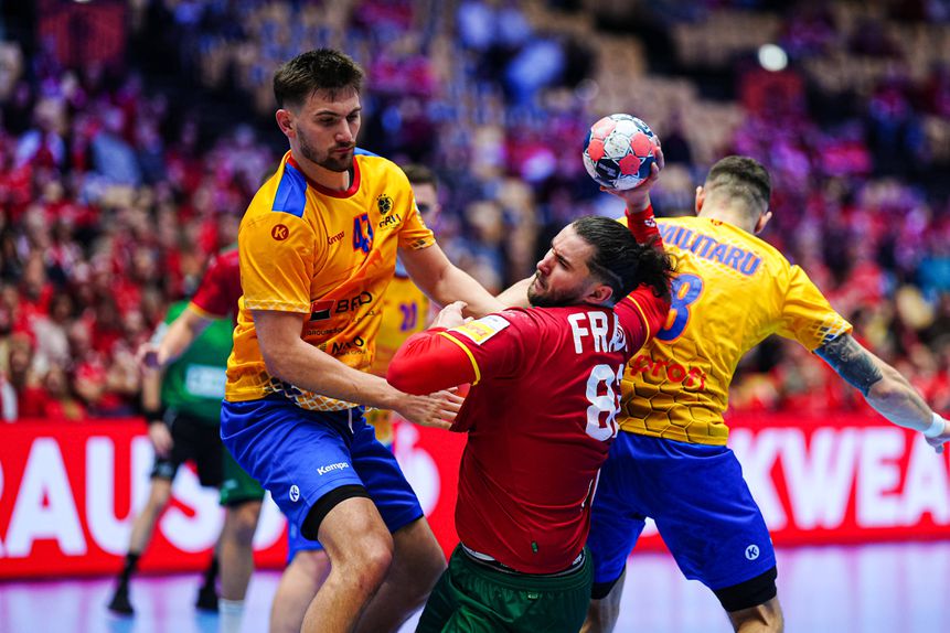 O pivot português Luís Frade durante o jogo com a Roménia. IMAGO