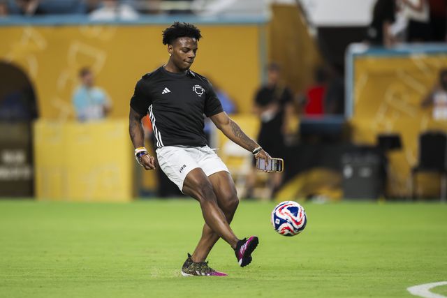 IShowSpeed atacado em estádio na Argélia (vídeo)