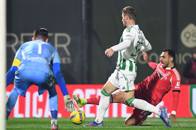 Pavlidis num dos muitos ataques do Benfica contra o Rio Ave — Foto: Rogério Ferreira/Kapta+