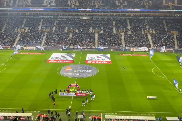 Entrada das equipas no Estádio do Dragão