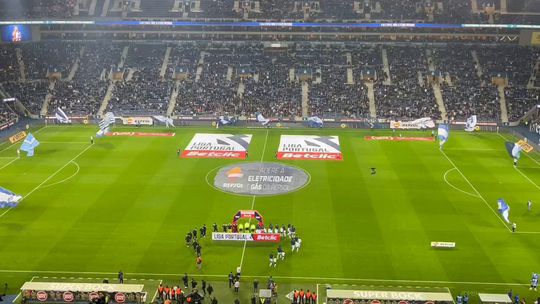 Entrada das equipas no Estádio do Dragão