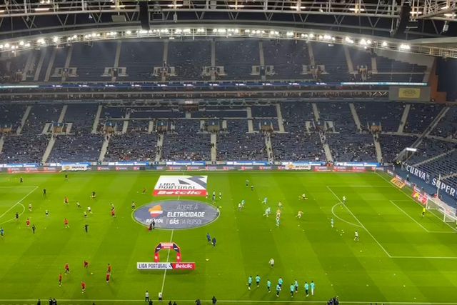 FC Porto e Estrela da Amadora aquecem em campo