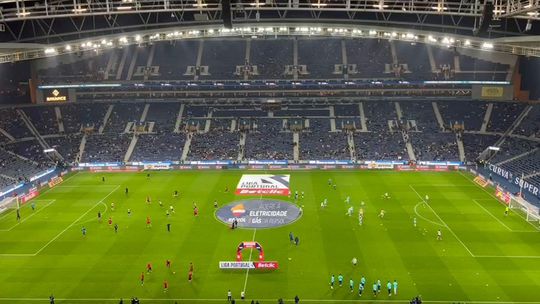 FC Porto e Estrela da Amadora aquecem em campo