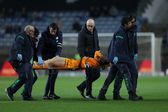 Vasco Sousa carregado de maca pela equipa médica do FC Porto após lesão contra o Farense, na 22.ª jornada da Liga 2024/2025