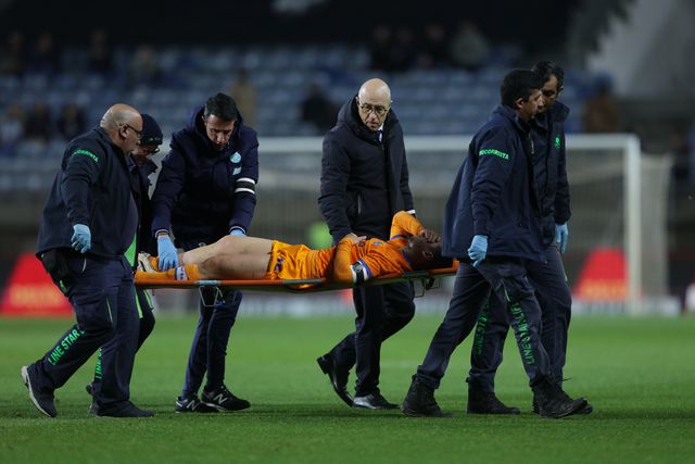 Vasco Sousa carregado de maca pela equipa médica do FC Porto após lesão contra o Farense, na 22.ª jornada da Liga 2024/2025