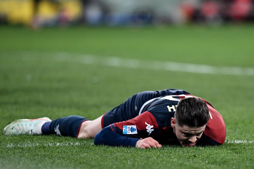 Vitinha em dificuldades, deitado no relvado