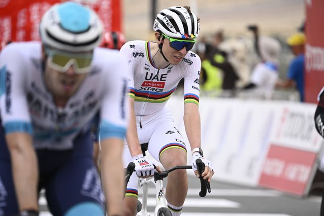 Pogacar discreto na estrada, líder na fama