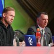 Kasper Schmeichel a falar em conferência de imprensa
