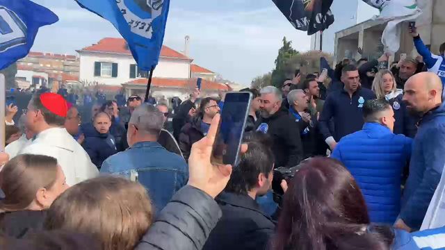 Filhos de Pinto da Costa carregam urna