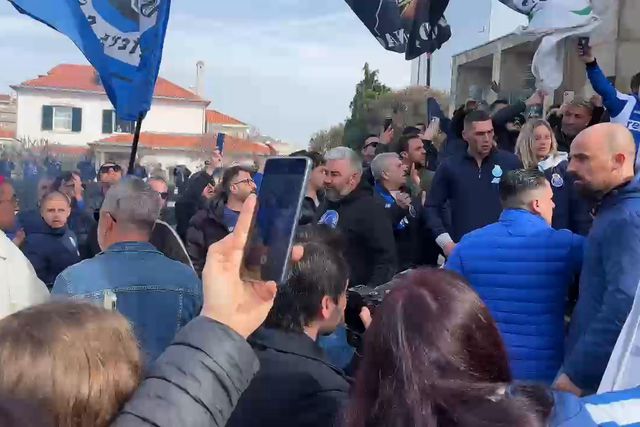 Filhos de Pinto da Costa carregam urna