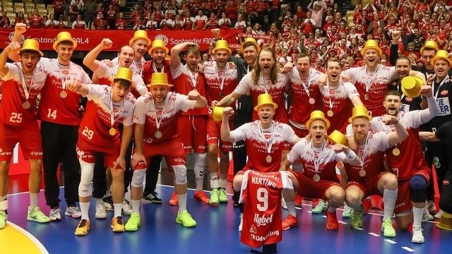 O reencontro emocionante de Miguel Martins com os colegas após provar a inocência