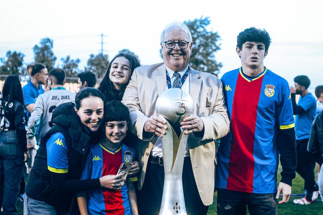 Ricardo Vicintin com um dos troféus conquistados na sua era enquanto accionista da SAD do Alverca
