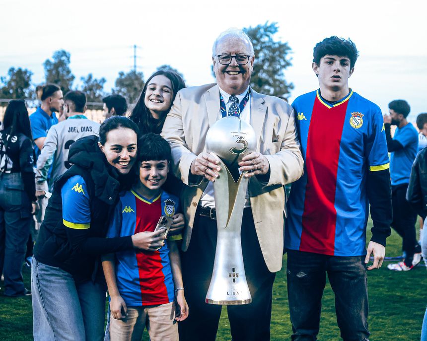 Ricardo Vicintin com um dos troféus conquistados na sua era enquanto accionista da SAD do Alverca