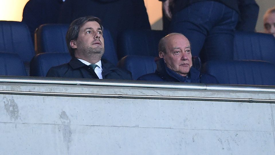 Bruno de Carvalho e Pinto da Costa durante o jogo FC Porto - Sporting, a contar para a 25 Jornada da Liga 2017/18. Estadio do Dragao no Porto. Sexta feira 2 Marco de 2018. (A BOLA/HELENA VALENTE)