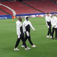 Al Musrati em conversa com um colega de equipa na Luz