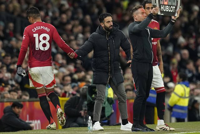 Casemiro a cumprimentar Ruben Amorim, após ter sido substituído em Old Trafford