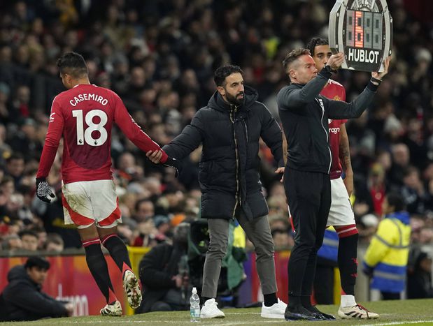 Casemiro a cumprimentar Ruben Amorim, após ter sido substituído em Old Trafford