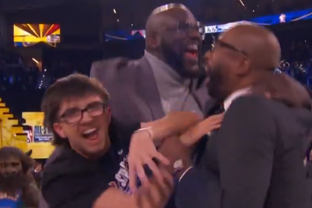 Jaren Barajas abraçado a Shaquille O'Neal