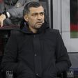 Sérgio Conceição sentado no banco de suplentes