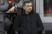 Sérgio Conceição sentado no banco de suplentes