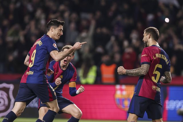 Lewandowski a festejar o golo com os seus colegas de equipa