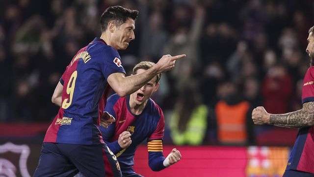 Lewandowski a festejar o golo com os seus colegas de equipa