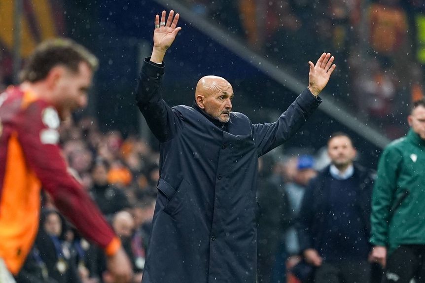 Luciano Spalletti frustrado com a derrota da Juventus em Istambul