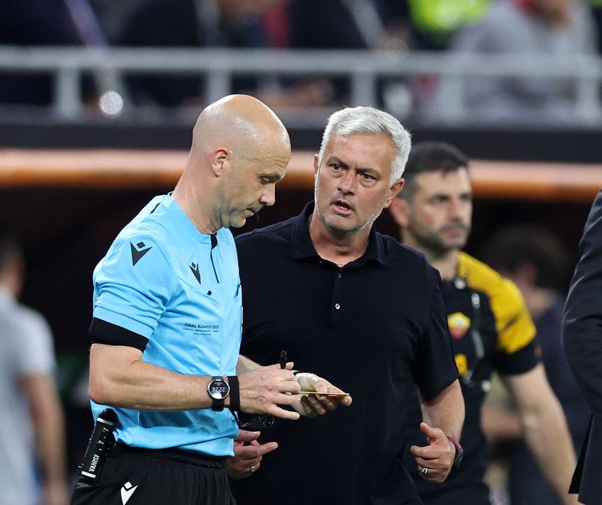 Anthony Taylor e José Mourinho na final da Europa League em 2023 (IMAGO)