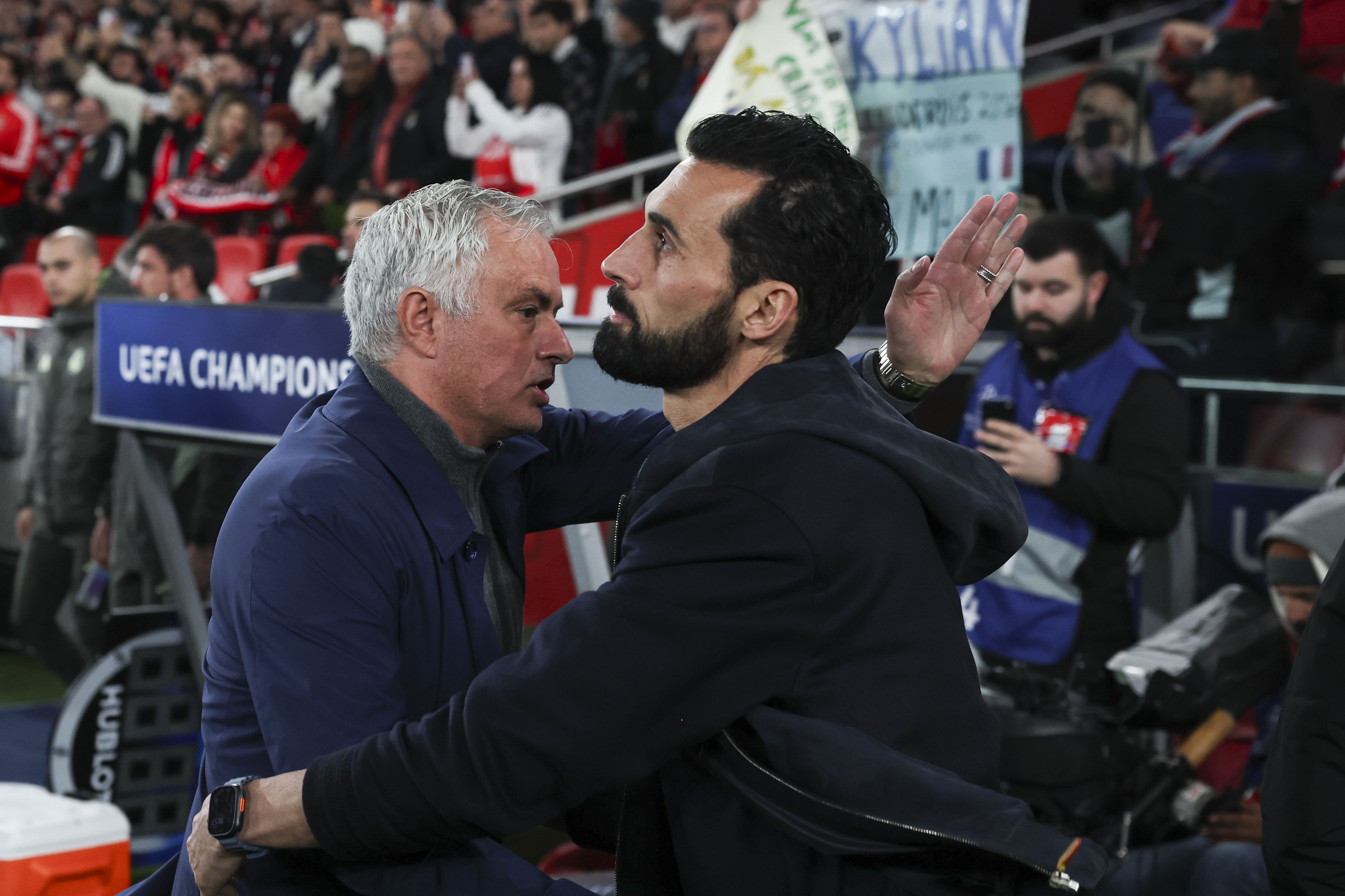 O abraço entre os treinadores, Mourinho e Arbeloa - Foto: José Sena Goulão/LUSA