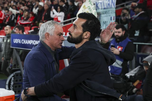 O abraço entre os treinadores, Mourinho e Arbeloa - Foto: José Sena Goulão/LUSA