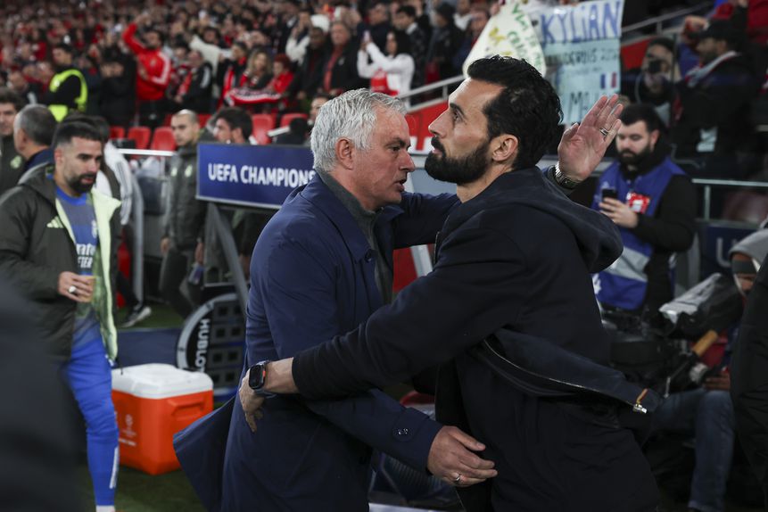 O abraço entre os treinadores, Mourinho e Arbeloa - Foto: José Sena Goulão/LUSA