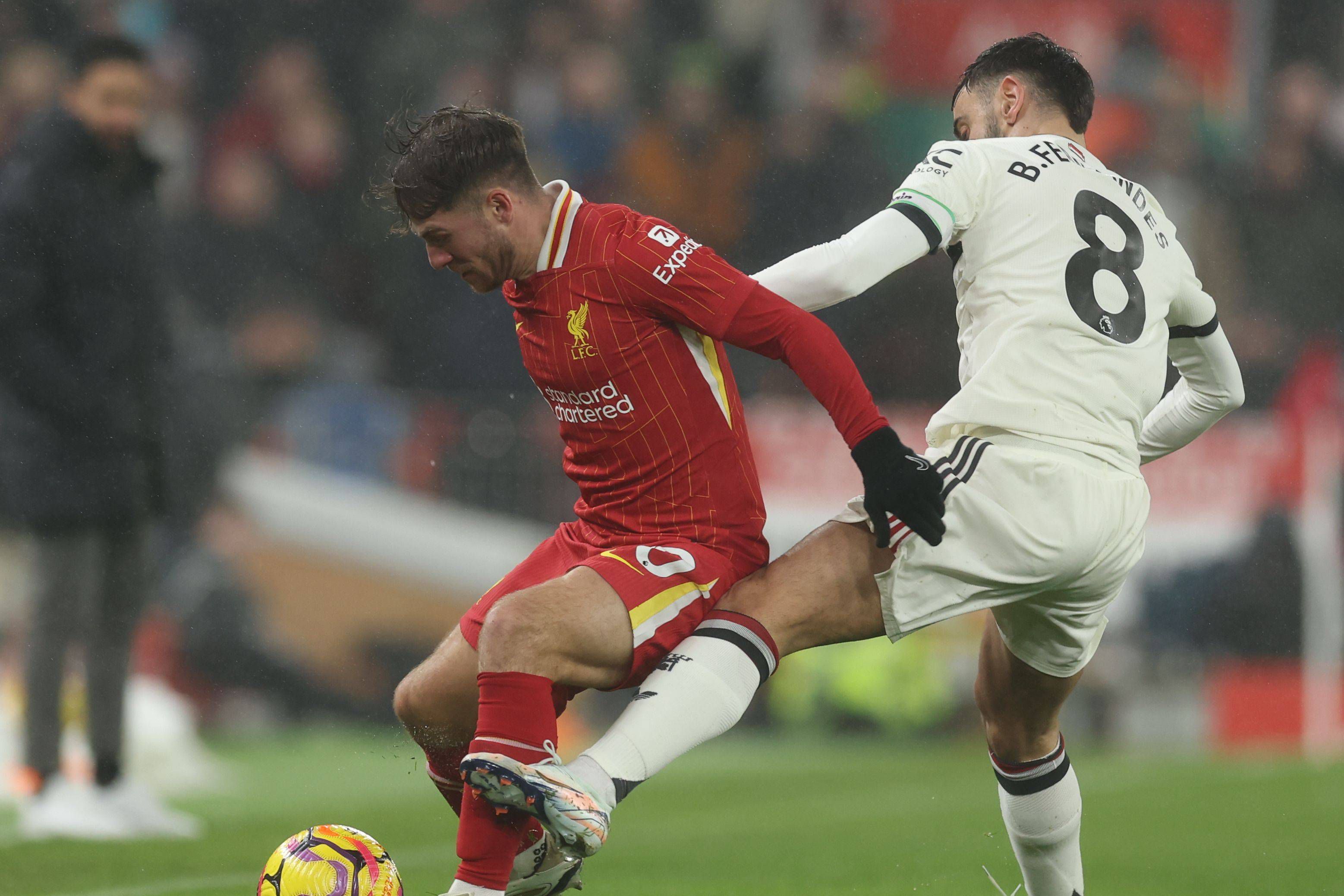 Alexis Mac Allister em duelo com Bruno Fernandes no Liverpool-Manchester United