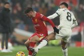Alexis Mac Allister em duelo com Bruno Fernandes no Liverpool-Manchester United