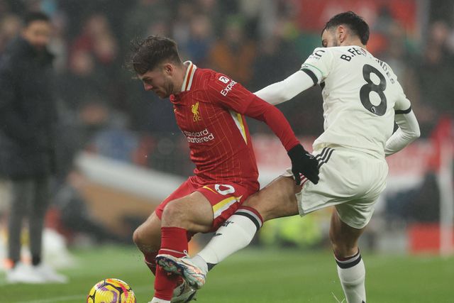 Alexis Mac Allister em duelo com Bruno Fernandes no Liverpool-Manchester United
