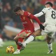 Alexis Mac Allister em duelo com Bruno Fernandes no Liverpool-Manchester United