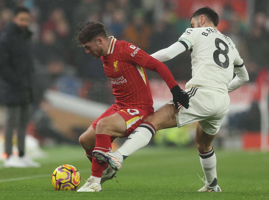 Alexis Mac Allister em duelo com Bruno Fernandes no Liverpool-Manchester United
