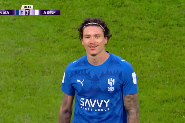 Tensão com ex-Benfica na Arábia Saudita: bisa e provoca o dono do clube