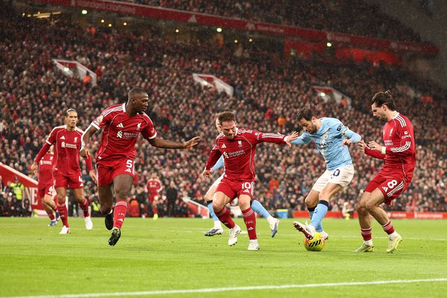 Alexis Mac Allister pressiona Bernardo Silva