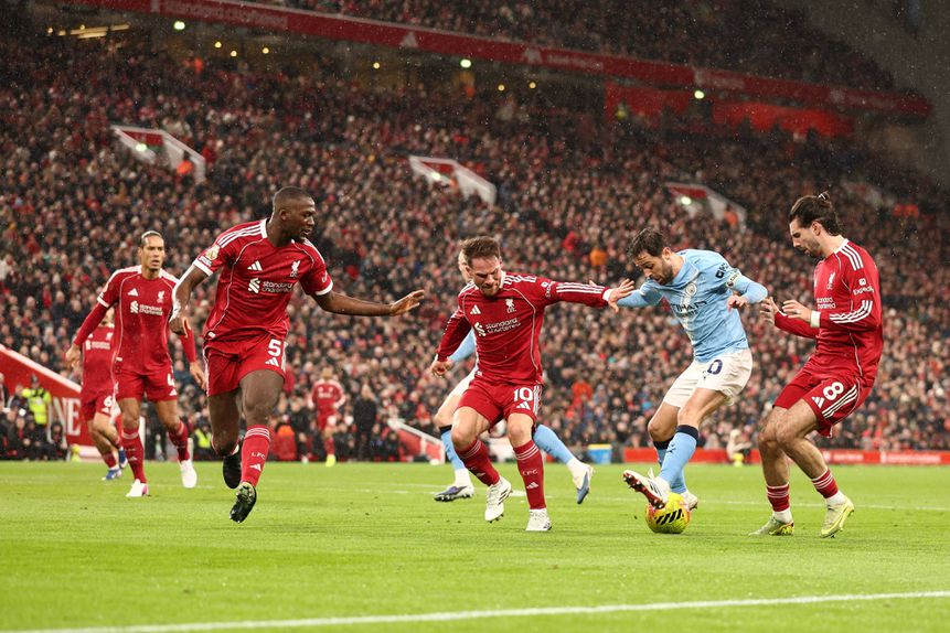 Alexis Mac Allister pressiona Bernardo Silva