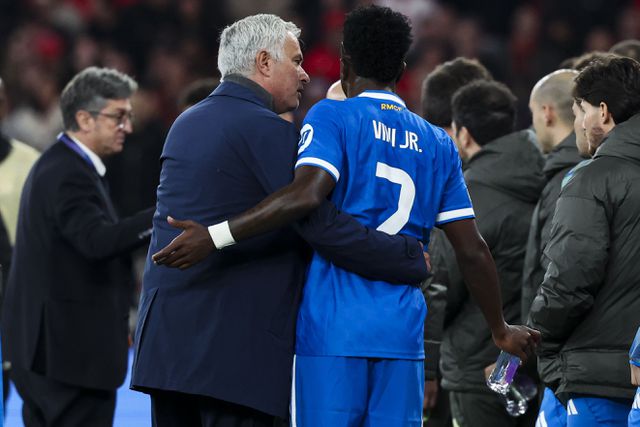 José Mourinho tentou acalmar Vinícius Júnior — Foto: José Sena Goulão/LUSA
