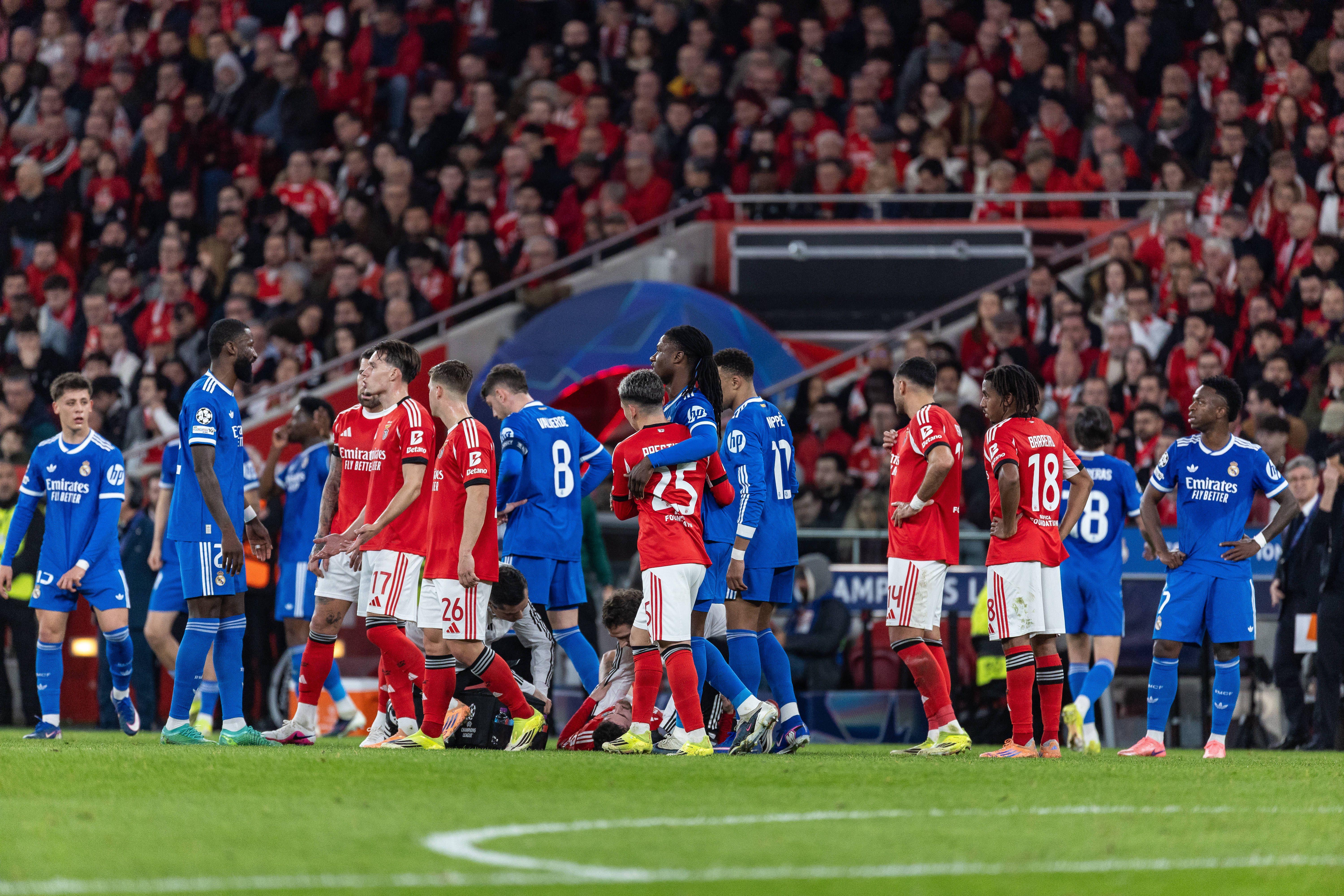 Abraço entre Prestianni e Camavinga (IMAGO)