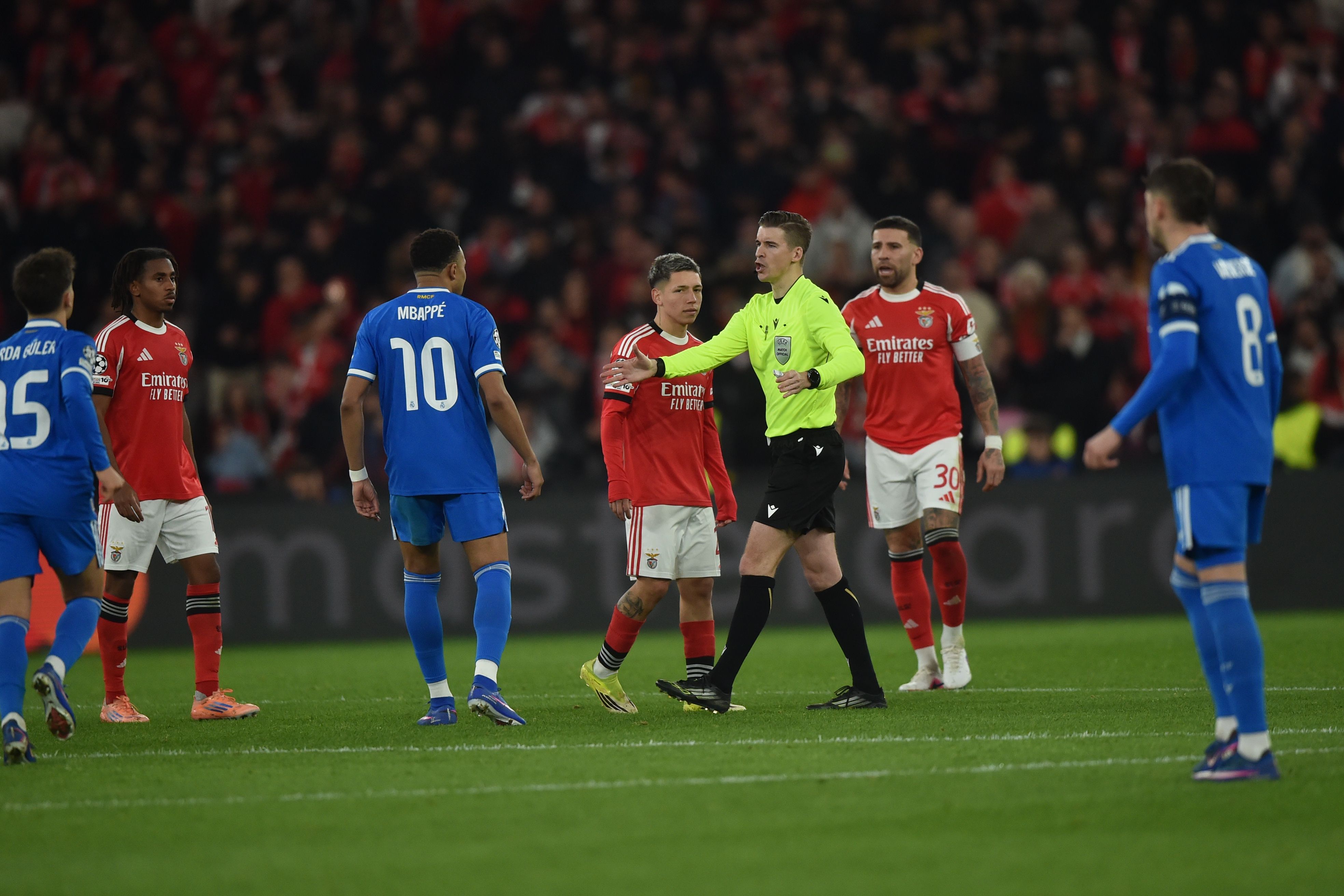 Mbappé e Prestianni tiveram de ser separados pelo árbitro da partida Foto - Miguel Nunes