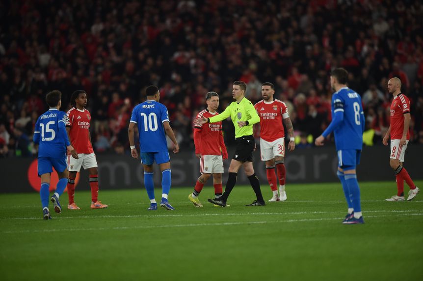 Mbappé e Prestianni tiveram de ser separados pelo árbitro da partida Foto - Miguel Nunes