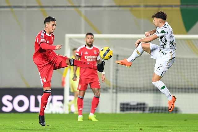 Diogo Travassos em duelo acrobático com o benfiquista Barrenechea (Foto Rogério Ferreira/Kapta+)