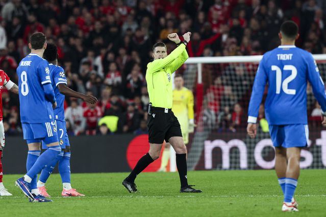 O árbitro sinaliza a acusação de racismo no Estádio da Luz (Foto: Lusa/JOSE SENA GOULAO)