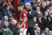 José Mourinho a abraçar Jesse Lingard no Manchester United